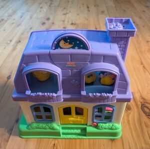 FISHER PRICE Little People Surprise And Sounds Purple & Green Playhouse